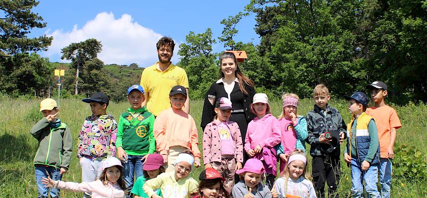 Gruppenfoto 2b der VS Pfaffstätten bei Trockenrasenführug