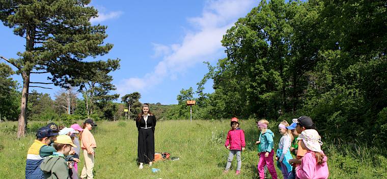 Im Rahmen der heutigen Trockenrasen-Exkursion lernten die Schüler:innen nicht nur viel Wissenswertes über diesen Lebensraum, sondern sie hatten auch Spaß bei spannenden Spielen. Das Folienlaufspiel machte besonders große Freude! © LPV/L. Strobl Schüler:innen beim Laufspiel