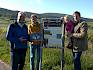 Bgm. Christoph Kainz, GR Rainer Anhammer (beide Gemeinde Pfaffstätten) und Irene Drozdowski (Obfrau LPV) freuen sich über die neue Infotafel zum Schutzprojekt für den Osterluzeifalter (Zerynthia polyxena). © LPV/H. Spitzauer Menschen stehen bei Tafel über Osterluzeifalter