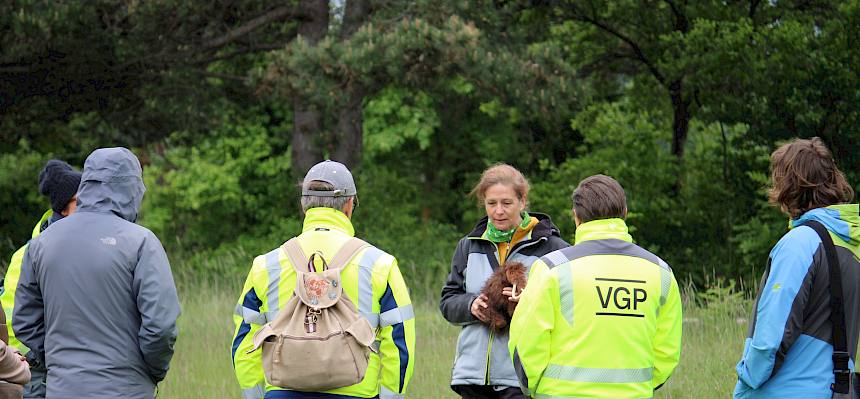 Biologin hält Vortrag