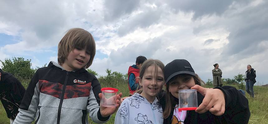 Kinder mit Becherlupe