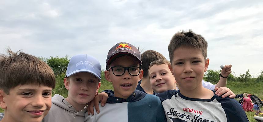 Kinder mit Becherlupe