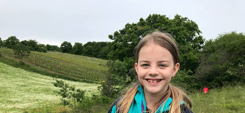 Kind mit Becherlupe