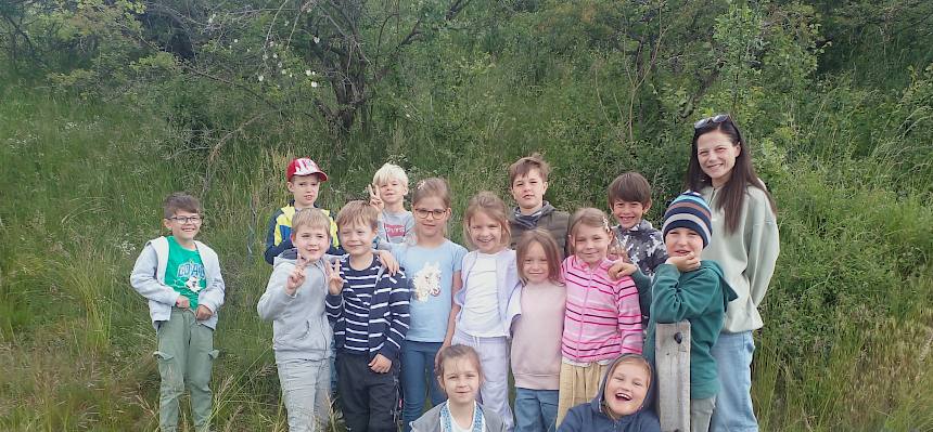 Gruppenfoto 1. Klasse, VS Reisenberg bei Trockenrasenführung