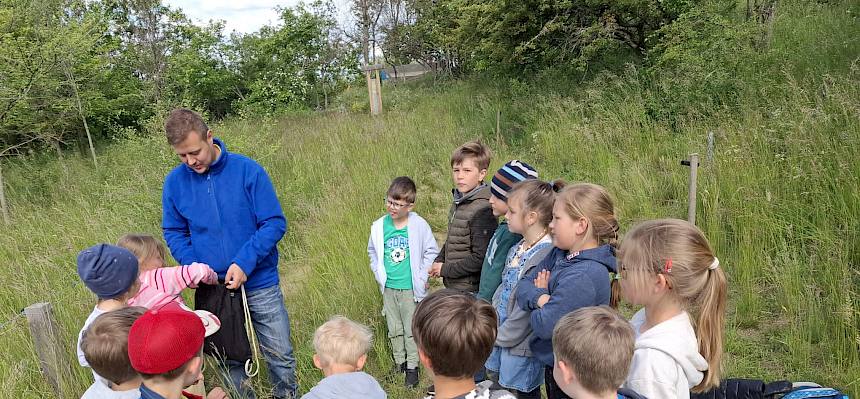 Kinder beim KIM-Spiel (Keep in Mind)