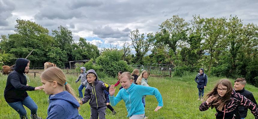 Schüler:innen beim Laufspiel