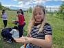 Ausgerüstet mit Becherlupen machten sich die Kinder auf die Suche nach Insekten und Spinnen. Manche Tiere brauchten gar keine Becherlupe, um näher betrachtet zu werden! © LPV/B. Sabek Schülerin mit Schmetterling auf der Hand