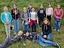 Viel Spaß bei der Trockenrasen-Exkursion hatten die Schüler:innen der 3. Klasse der VS Reisenberg. © LPV/B. Sabek Gruppenfoto 3. Klasse, VS Reisenberg bei Trockenrasenführung