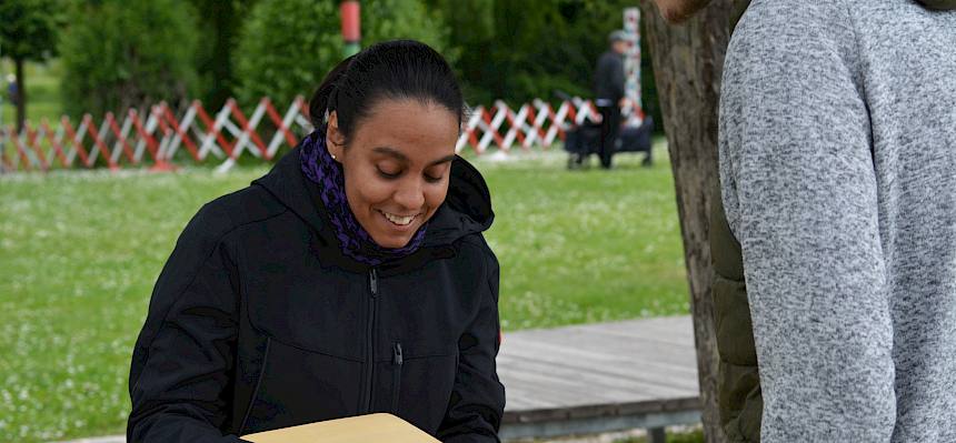 Frau zeigt Wiener Nachtpfauenauge
