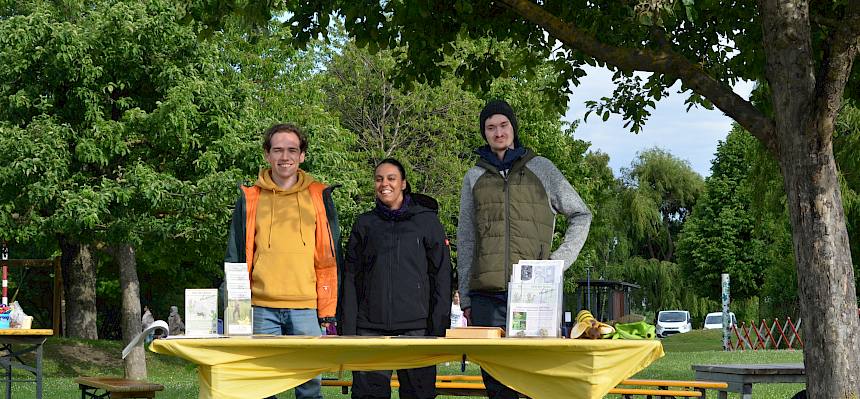 Menschen bei Infostand