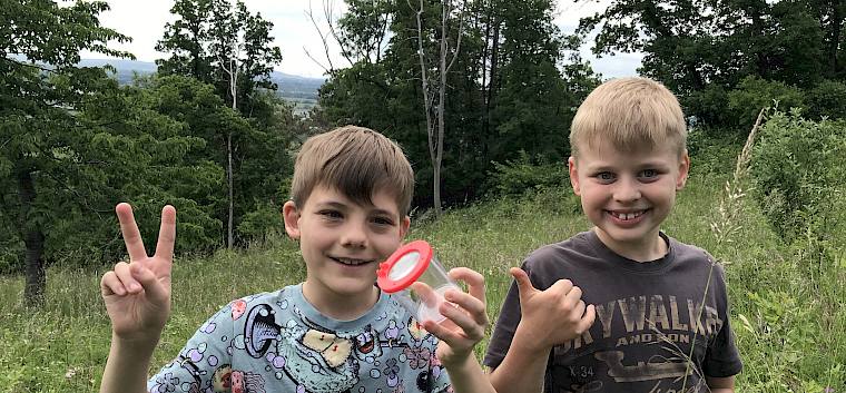 Die jungen Naturforscher:innen entdeckten heute die Trockenrasen in Pfaffstätten. © LPV/N. Lintner Schüler mit Becherlupe