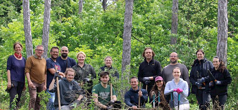 Das Team der Erste Bank Services rund um Christina Sulzer (Head of Desk Production & Projects) war heute im Einsatz für wertvolle Naturflächen in Baden. © LPV/F. Hohn Gruppenfoto
