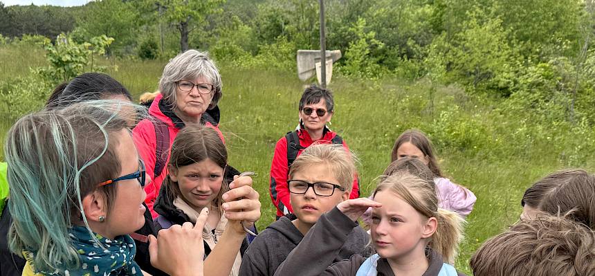 Person zeigt Kindern Blindschleiche