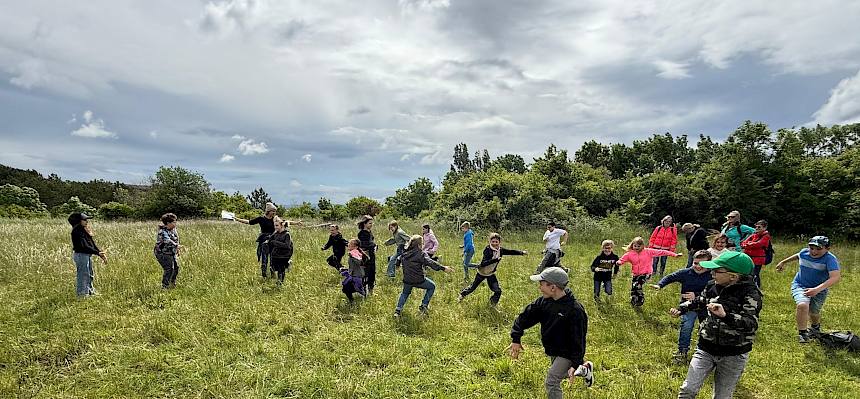 Kinder laufen auf der Wiese