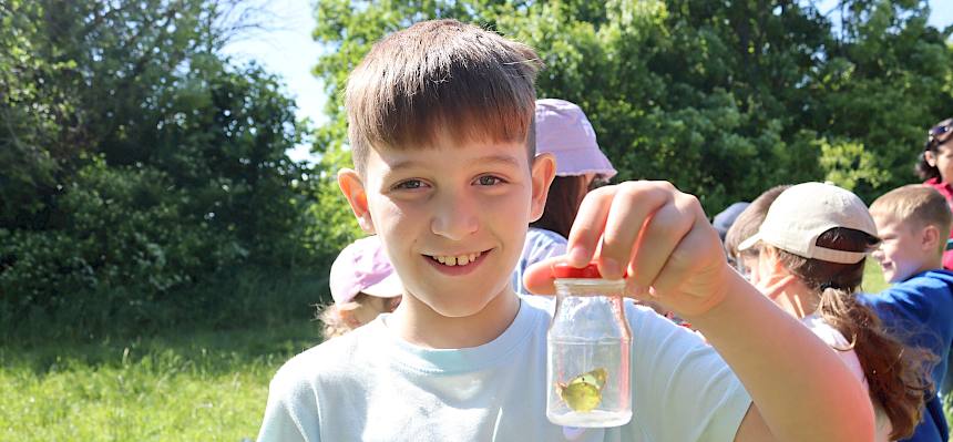 Kind mit Schmetterling im Glas