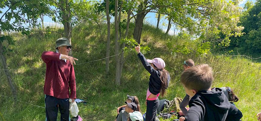 Mann und Kinder in der Natur
