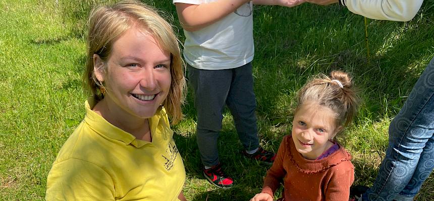 Frau und Kind mit Becherlupe