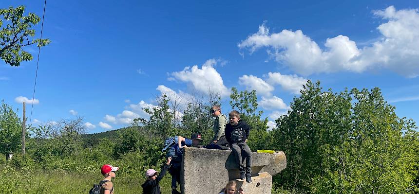 Kinder klettern auf Steinskulptur