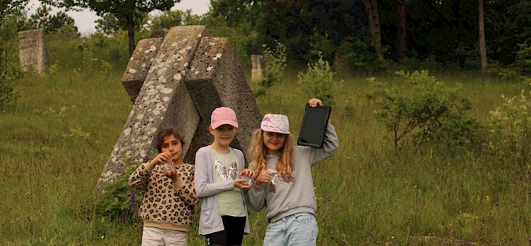 Heute durften die Schüler:innen die Natur am Symposion Lindabrunn erforschen. © LPV/F. Hohn Kinder mit Tablet und Becherlupe