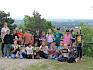 Die 3b der VS Bad Vöslau erforschte heute die wertvollen Trockenrasen unterhalb der Helenenhöhe. © LPV/F. Hohn Gruppenfoto Schulklasse