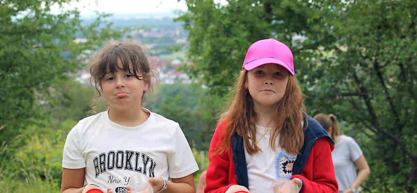 Kinder mit leerer Becherlupe