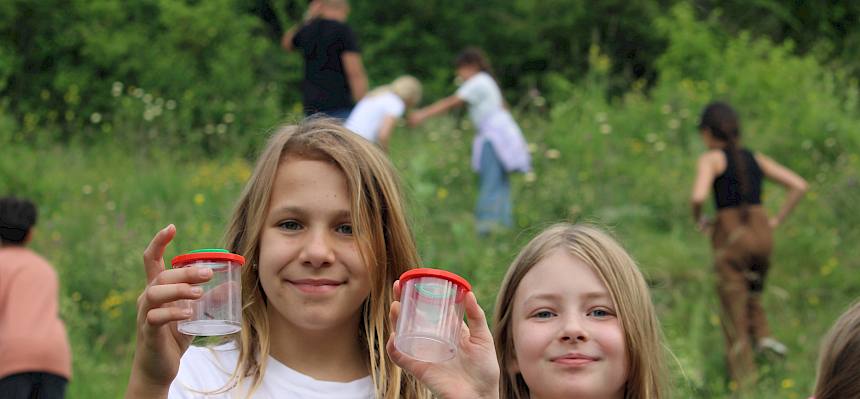 Kinder mit Becherlupe