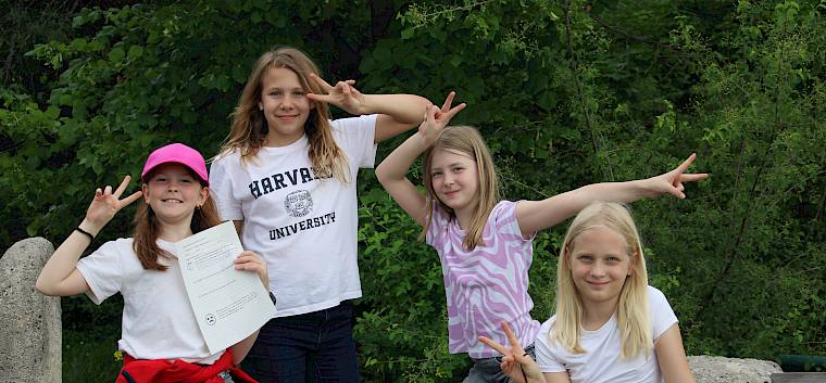 Viel Spaß stand heute bei der Trockenrasenführung im Vordergrund. © LPV/F. Hohn Kinder auf Parkbank
