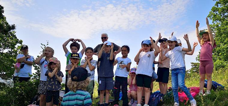 Beim Pantomime Spiel wurden die wichtigsten Inhalte zum Thema Trockenrasen spielerisch wiederholt. © LPV/F. Hohn Kinder spielen Pantomime