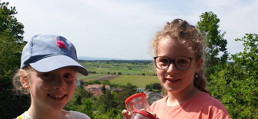 Kinder mit Becherlupe