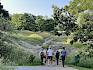 Am späten Nachmittag ging es für die Teilnehmenden an der Führung hinauf auf die Gießhübler Heide. © Peter Stöckl Menschen gehen auf Anhang