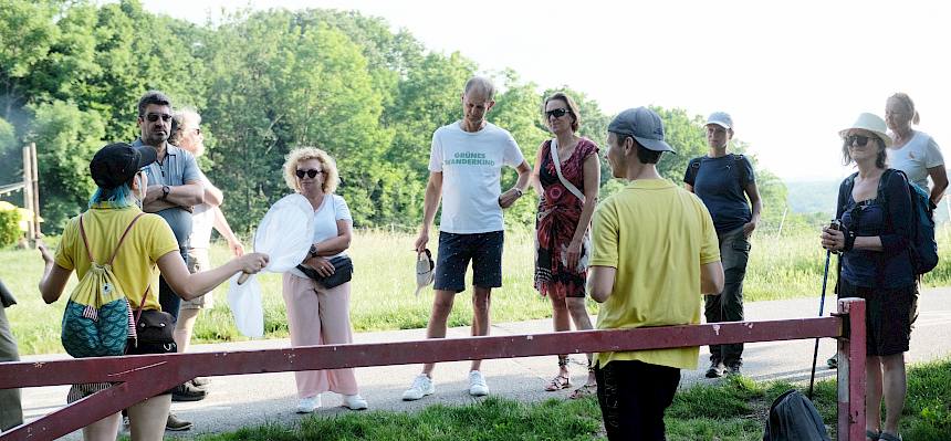 Menschen bei Naturführung