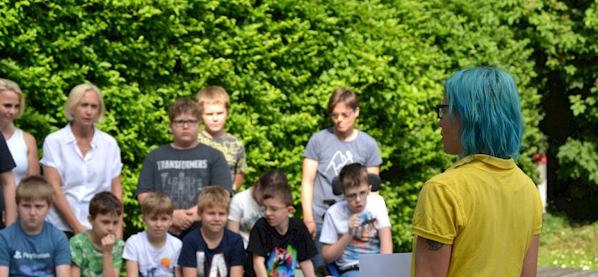 LPV-Mitarbeiter:in bedankt sich bei den Kindern