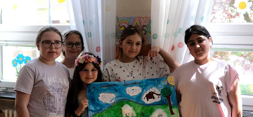 Kinder zeigen Bild