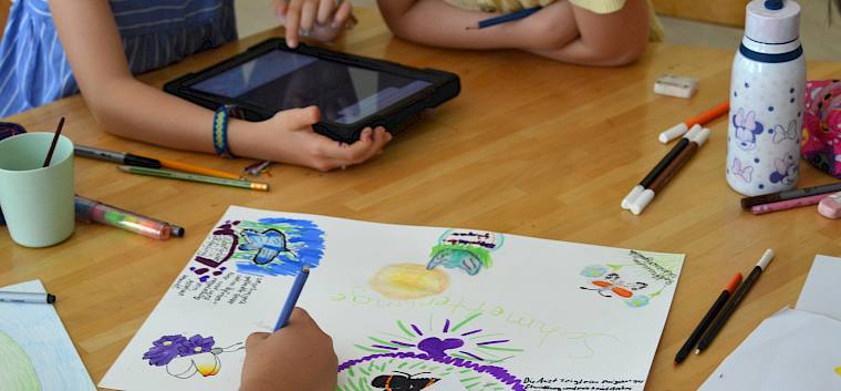 Das Arbeiten mit der internationalen NaturforschungsApp iNaturalist und die kreative Umsetzung der Forschungsergebnisse in Form von Plakaten war heute das Thema des Vormittags. © LPV/F. Litzelmann Zeichnung