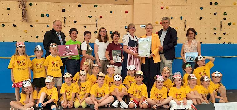 Heute wurde mit der VS Gumpoldskirchen die erste Naturpark Schule des Naturpark Föhrenberge prädikatisiert. © LPV/F. Litzelmann Gruppenfoto Kinder und Erwachsene