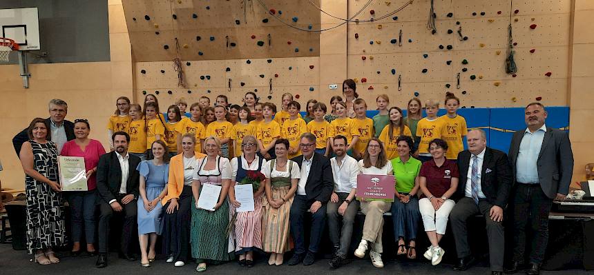 Gruppenfoto Kinder und Erwachsene