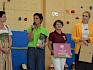 GFin der Naturparke NÖ, Jasmine Bachmann, freut sich über die erste Naturpark Schule des Naturpark Föhrenberge. Mit im Bild: Bgmin Dagmar, Händler, Elke Weisz-Emesz, Marlene Zeidler-Beck (Abgeordnete zum Landtag) © LPV/F. Litzelmann Frau mit Mikrofon und Menschen auf Bühne