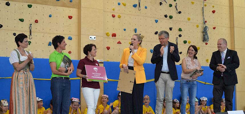 Menschen auf Bühne