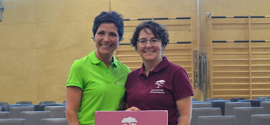 Frauen mit Schild Natupark Schule