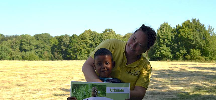 Kind und Frau mit Urkunde