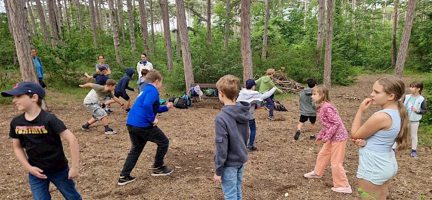 Kinder spielen Laufspiel im Wald