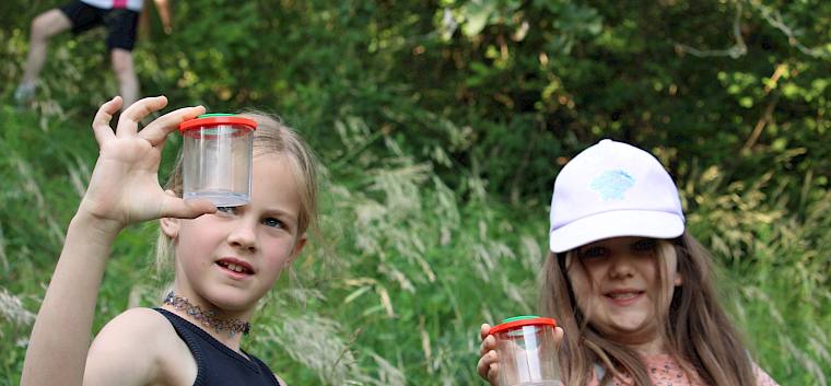Die Kinder sind stolz auf die Funde ihrer Becherlupensuche. © LPV/F. Hohn Kinder mit Becherlupe