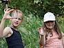 Die Kinder sind stolz auf die Funde ihrer Becherlupensuche. © LPV/F. Hohn Kinder mit Becherlupe