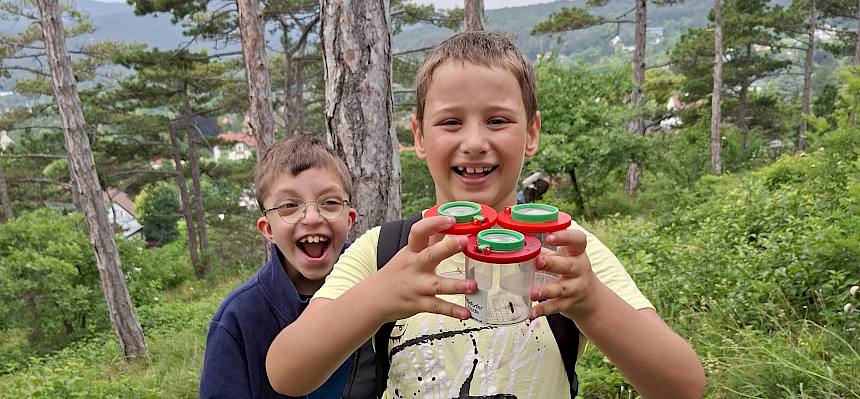 Kinder mit Lupengläsern
