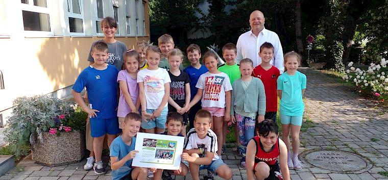 Die Schüler:innen der 2. Klasse der VS Reisenberg freuten sich über die Urkunde. © LPV/N. Elek Gruppenfoto Urkundenverleihung VS Reisenberg, 2. Klasse