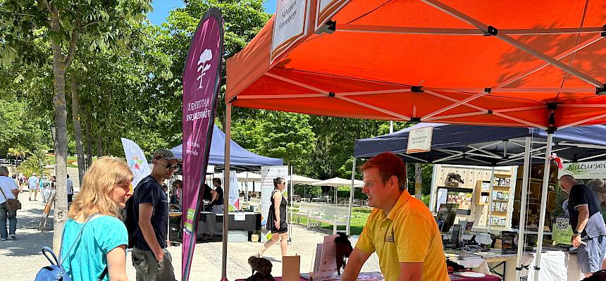 Menschen im Gespräch am Infostand