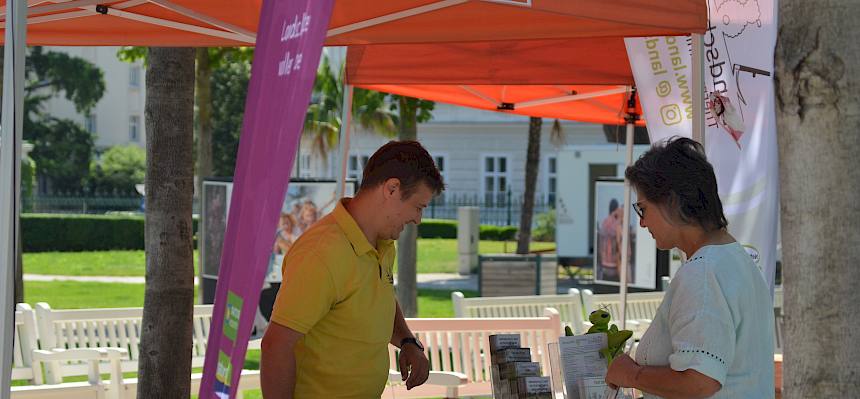 Menschen am Infostand