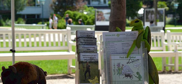 Mit unserem Infostand haben wir auf unser vielfältiges Programm an Führungen und Pflegeaktivitäten hingewiesen. © LPV/F. Litzelmann Infobrochuren