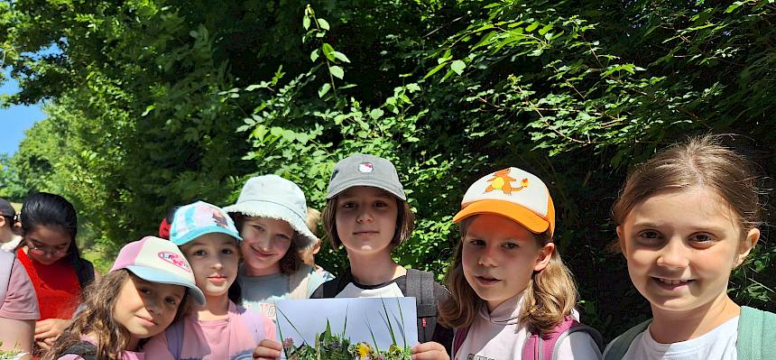 Schüler:innen mit Wiesen-Klebebild