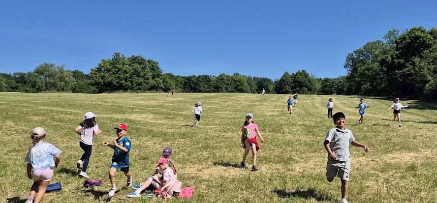 Kinder laufen auf Wiese